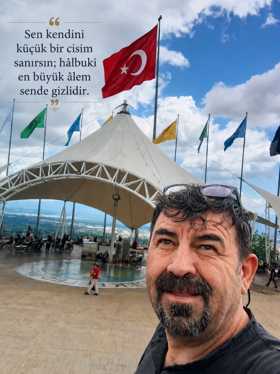 Sen kendini küçük bir cisim sanırsın; hâlbuki en büyük âlem sende gizlidir. — Makrokozmos EBA