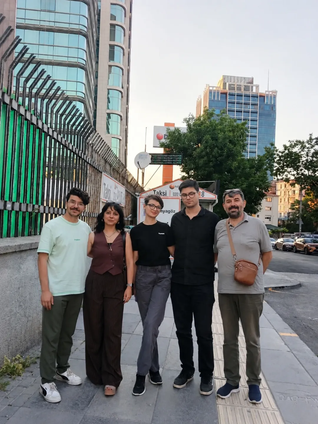 MACRONOVA GmbH Hazırlık Ekibi Ankara'da Buluşuyor
12 Haziran 2026 tarihinde gerçekleştirilecek büyük Ankara toplantımız öncesinde, hazırlık ekibimiz son değerlendirmelerini tamamlayarak bir araya geldi. — Makrokozmos EBA