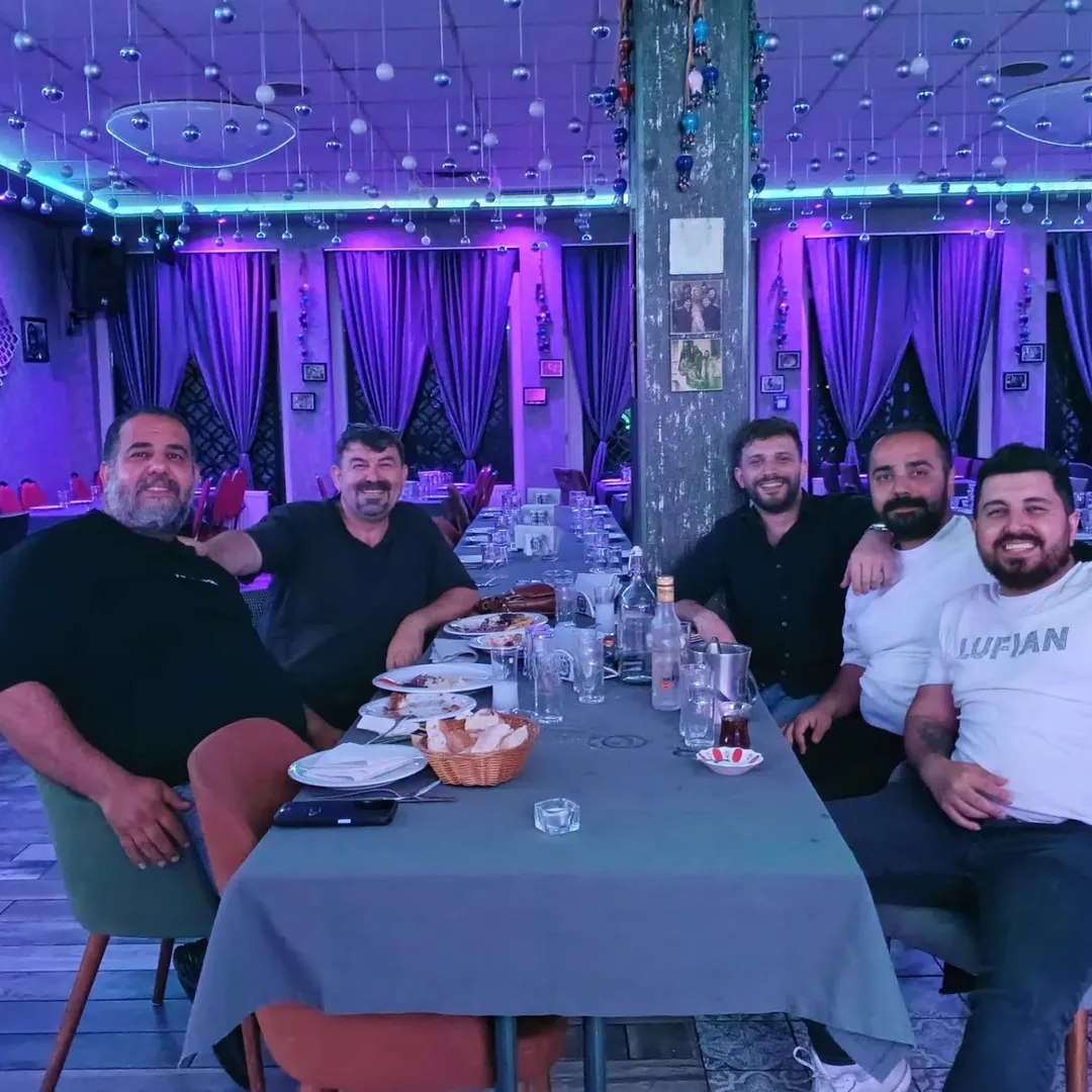 Hayatımda bugünlerde hep ilkleri yaşıyorum ve ilk defa kareoke yaptım. Ekibimiz ile birlikte mutlu bir geceden geriye kalan.... — Makrokozmos EBA