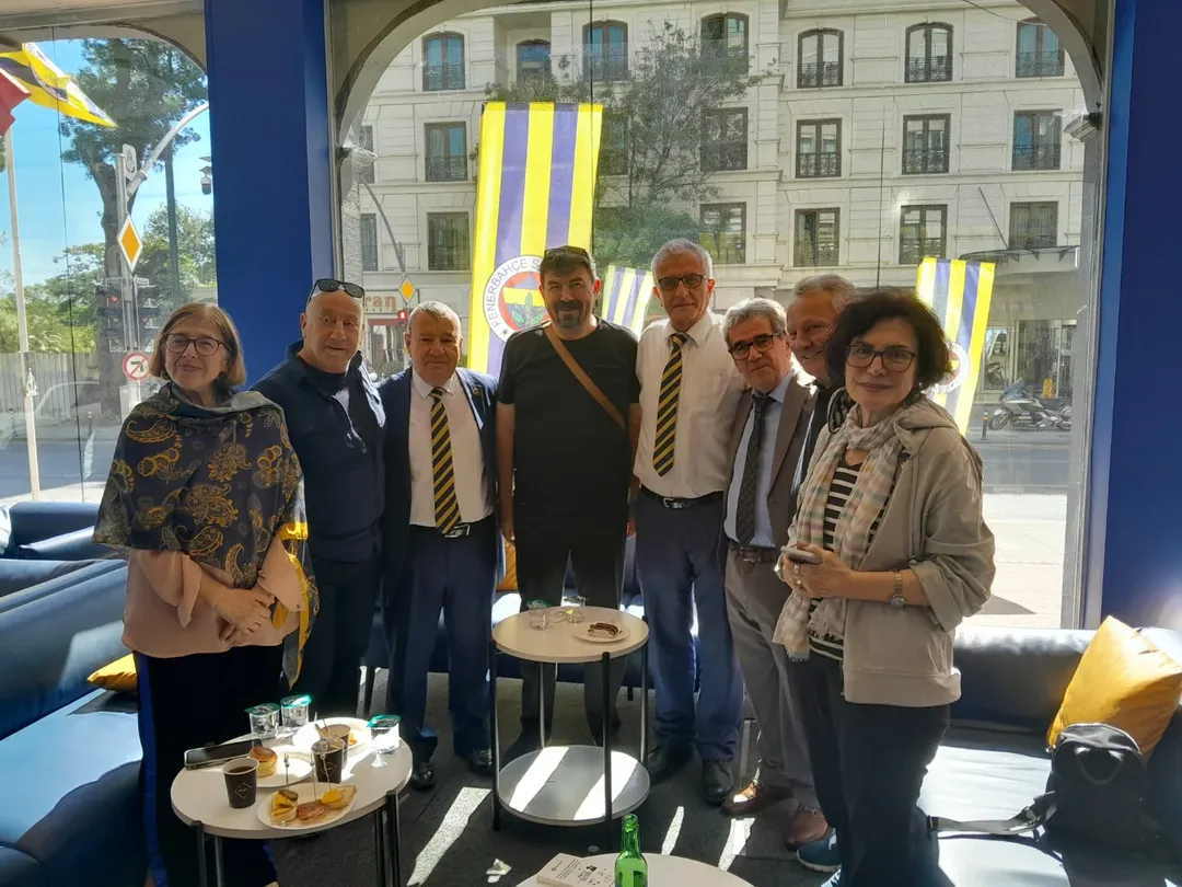Bir kulübü büyük yapan yalnızca kupalar değil; yıllara meydan okuyan vefa, dostluk ve hatıralardır.
Fenerbahçe'nin efsane isimlerinden Cemil Turan ile aynı karede buluşmak, geçmişten bugüne uzanan sarı-lacivert bir hatıraya tanıklık etmektir. — Makrokozmos EBA