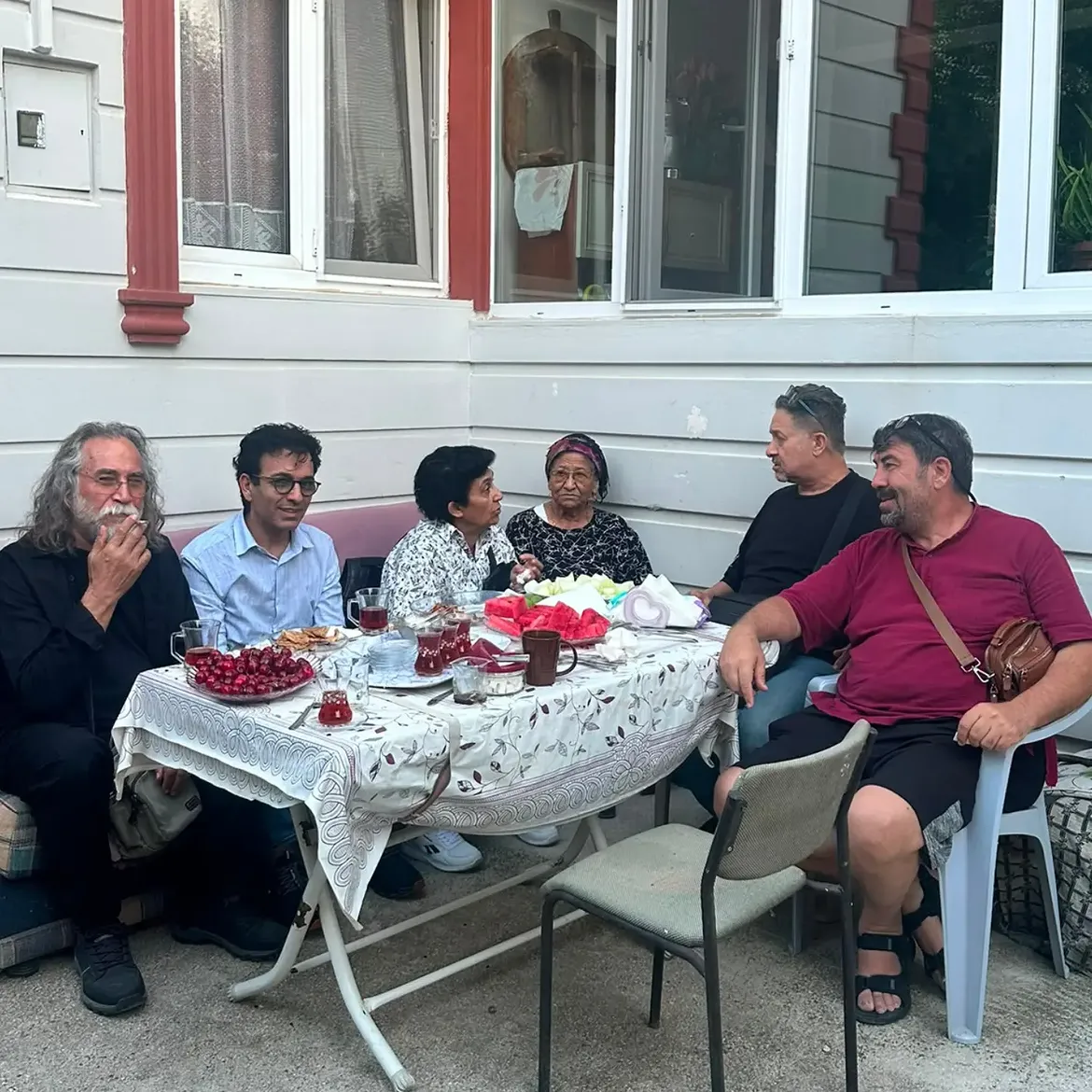 Derdiyoklar İhsan Güvercin, Oğuz Aksaç, Güler Duman, Dr. Özcan Çelebi ve kıymetli annesi ile derin sohbetler.... — Makrokozmos EBA