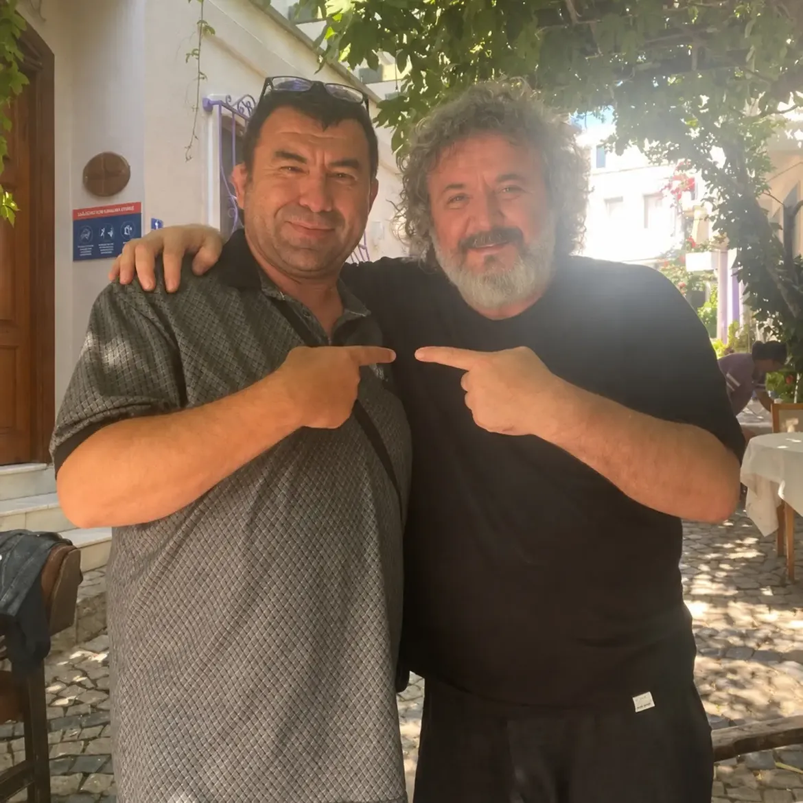 Bozcaada'nın huzur dolu sokaklarında, kıymetli dostum Müfit Can Saçıntı ile güzel bir sohbetin hatırası... — Makrokozmos EBA