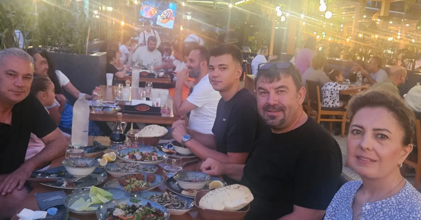 Adana Beyzade Kebap'ta Verimli Değerlendirme Toplantısı 🤝
MACRONOVA GmbH ve KADİMER A.Ş. yöneticileri, Adana'da Beyzade Kebap'ta düzenlenen akşam yemeğinde bir araya gelerek şirketlerin mevcut faaliyetleri, devam eden projeleri ve gelecek dönem hedefleri üzerine kapsamlı değerlendirmelerde bulundu. — Makrokozmos EBA