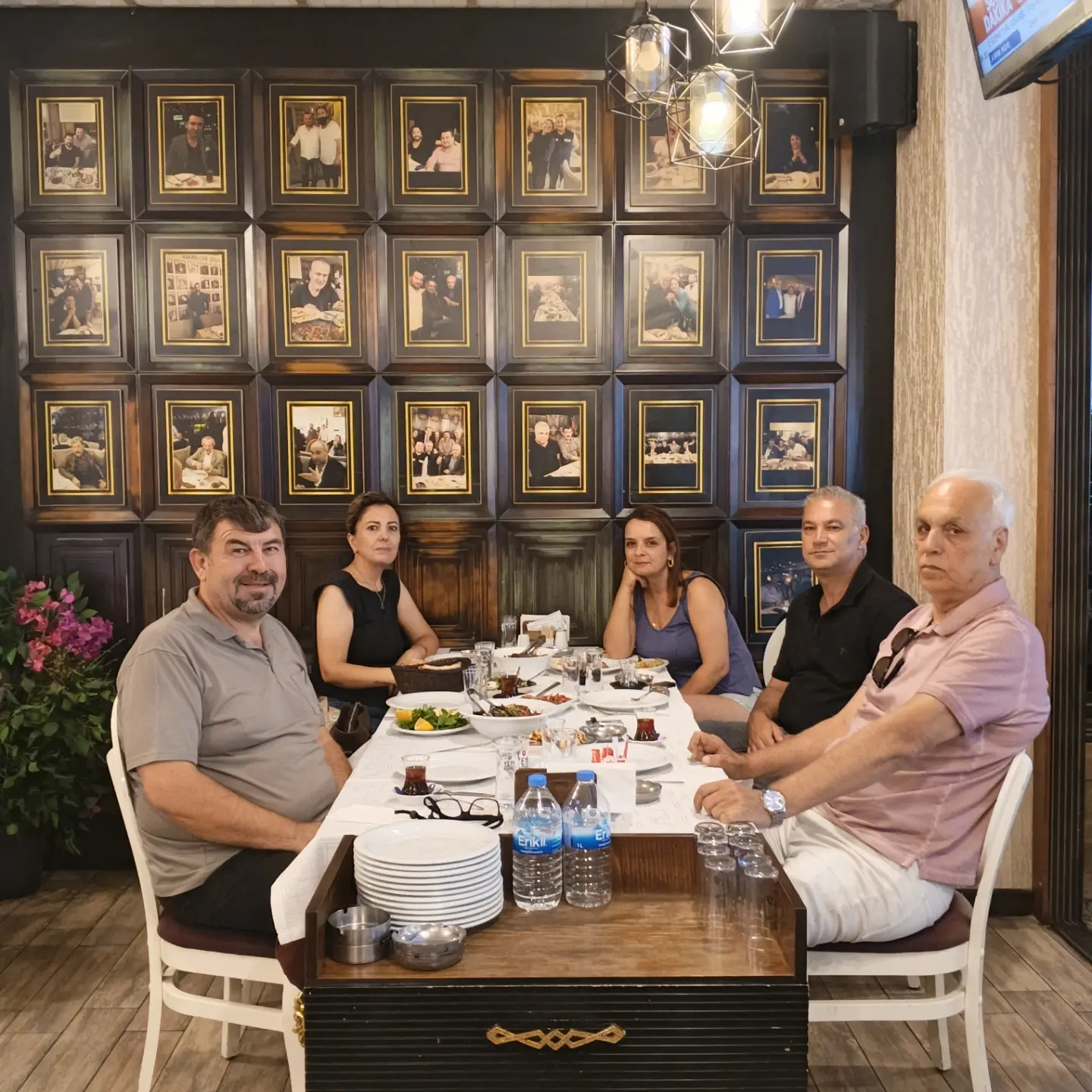 ıllar geçse de bazı dostluklar ilk günkü kadar sağlam kalır.
Bugün Adana Müdavim Kebap'ta, Türk sinemasının unutulmaz ismi Yılmaz Güney'in kıymetli kardeşi, kadim dostum ve can abim Yaşar Pütün ile aynı sofrayı paylaşmanın mutluluğunu yaşadık.
Hayatta makamlar, mevkiler ve zaman değişebilir; ancak samimiyet, vefa ve dostluk değişmez. Gerçek dostluk, yıllara meydan okuyan en büyük zenginliktir. — Makrokozmos EBA