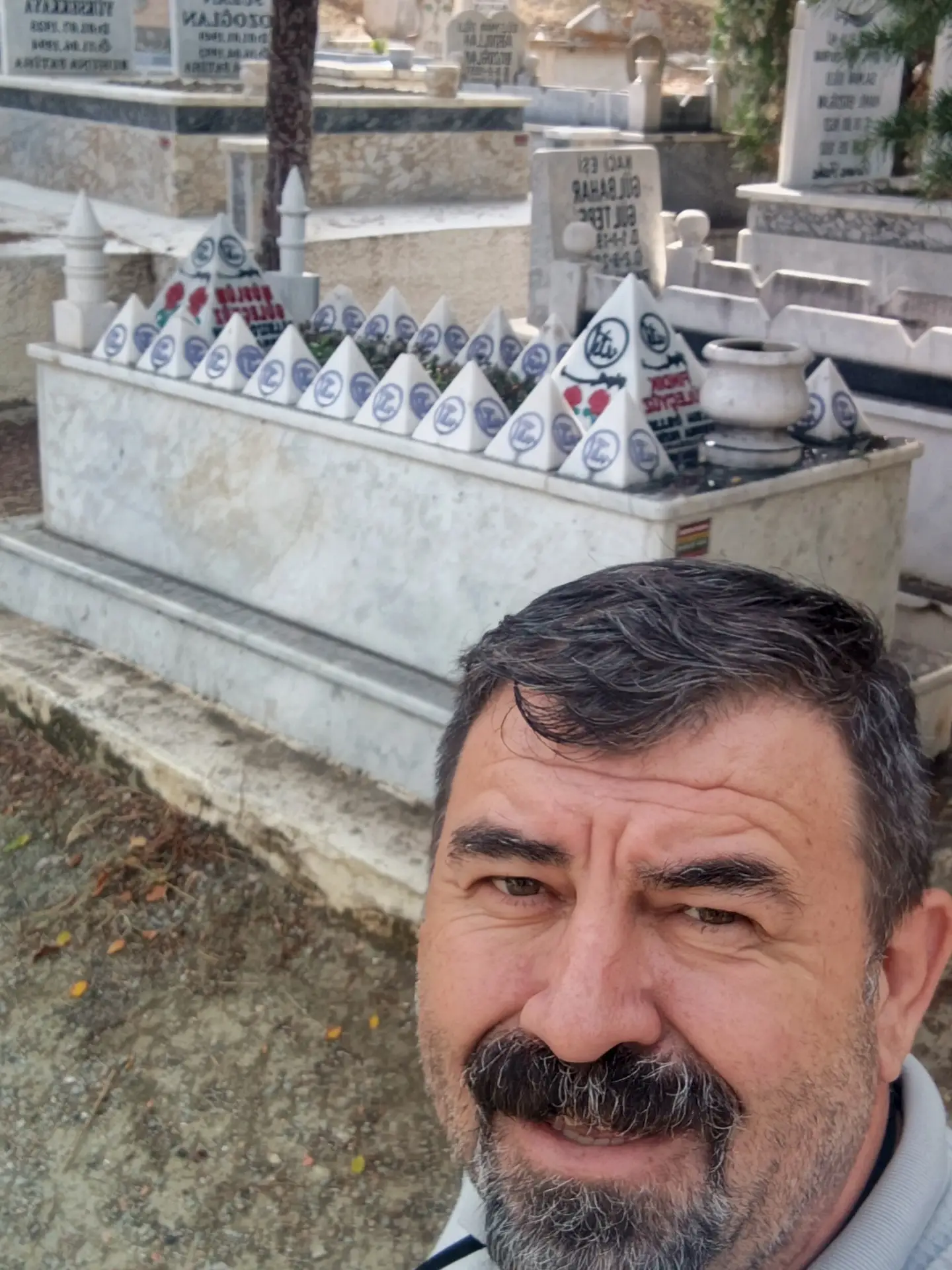 Annem ve babam aynı mezarda yan yana ve huzur içinde.... — Makrokozmos EBA