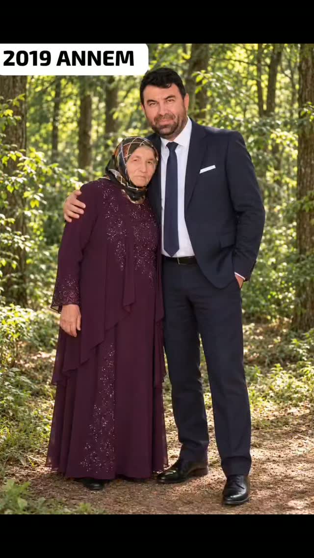 ANNE…
İnsan kaç yaşına gelirse gelsin, annesinin yanında yine çocuktur.
Yıllar omuzlarıma yükler, saçıma aklar, yüzüme çizgiler ekledi…
Ama senin yanına geldiğimde zaman duruyor. — Makrokozmos EBA